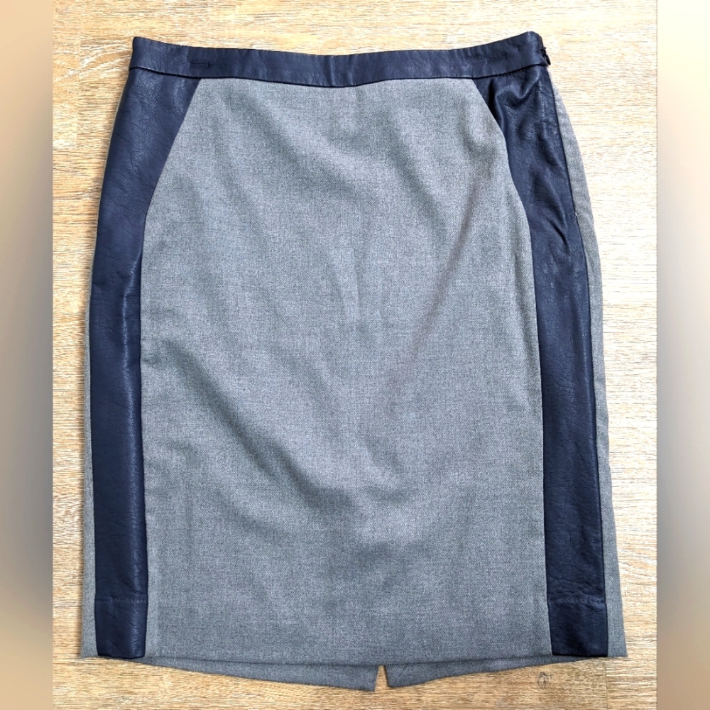 The Limited A Line skirt, Heather Gray, Navy, Size 4, faux leather details